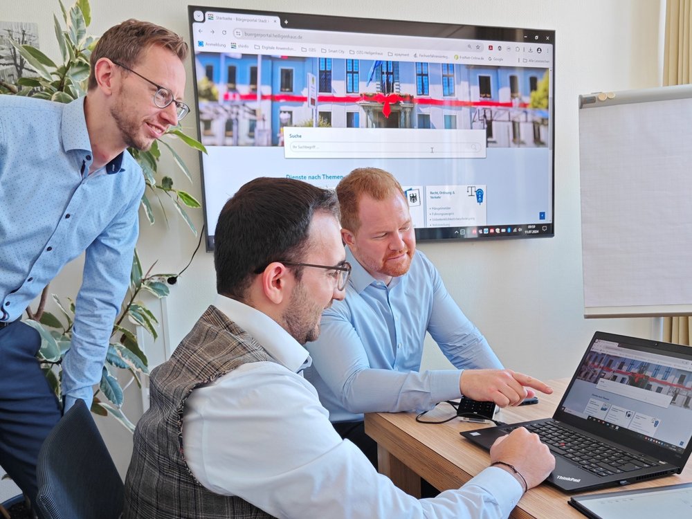 Marcus Nüse, Claudiu Heidrich und Beigeordneter Björn Kerkmann (v.l.n.r.) testen die digitalisierten Verwaltungsverfahren